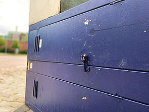 Zwei blaue Spinde liegen quer übereinander.