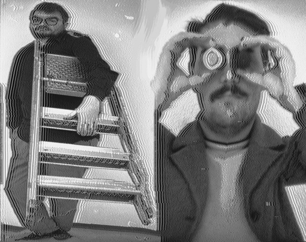Zwei Männer. Der Eine trägt eine Leiter. Der Andere schaut durch ein Fernglas.