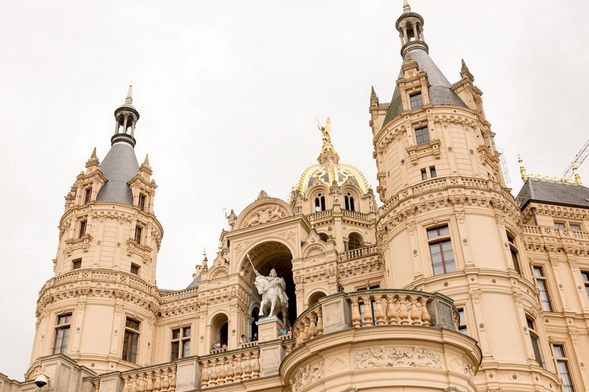 Blick auf das Schweriner Schloss mit seinen Türmen und Figuren.