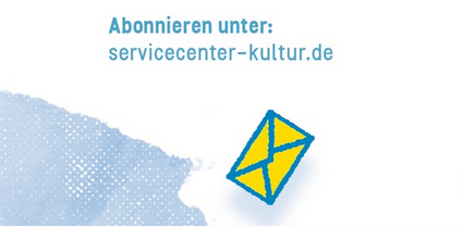 Ein gelber Briefumschlag vor weiß-grauem Hintergrund. Auf dem weißen Teil der Fläche steht "Abonnieren unter: servicecenter-kultur.de".