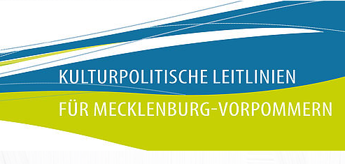 Auf weißem Hintergrund liegen zwei blau und zwei grün geschwungene Balken. Darauf steht in weißen Buchstaben: "Kulturpolitische Leitlinien für Mecklenburg-Vorpommern. Mitreden. Mitgestaltung. Mehr erfahren." 