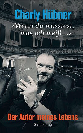 Das Cover eines Buches von Charly Hübner. Der Schauspieler hält ein Buch in die Kamera.