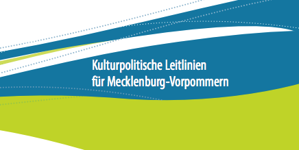 Auf weißem Hintergrund liegen zwei blau und zwei grün geschwungene Balken. Darauf steht in weißen Buchstaben: "Kulturpolitische Leitlinien für Mecklenburg-Vorpommern. Mitreden. Mitgestaltung. Mehr erfahren."