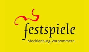 Auf gelbem Untergrund steht in Schwarz "Festspiele Mecklenburg-Vorpommern". Über dem Schriftzug befindet sich ein rotes Schmuckelement.