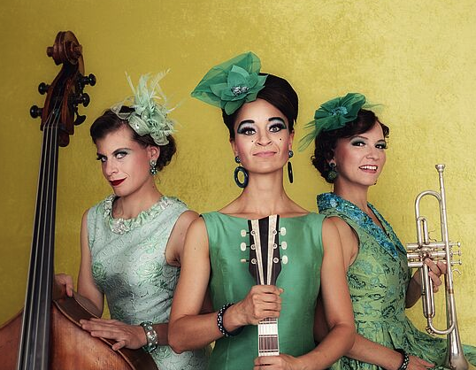 Drei Musikerinnen im Porträt. Zusammen sind sie die Band: Zucchini Sistaz.