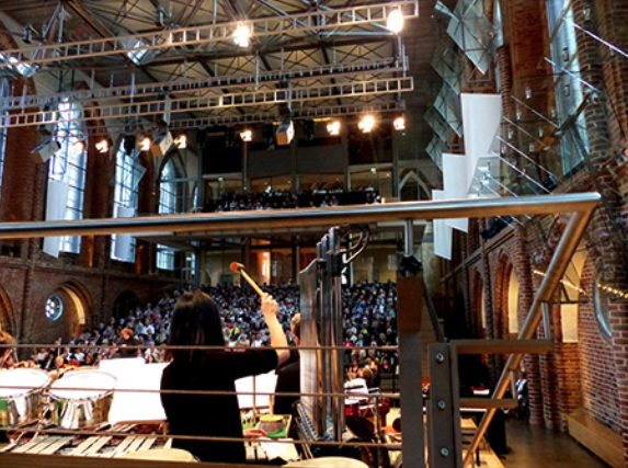 Musiker spielen in einer Kirche in Neubrandenburg.