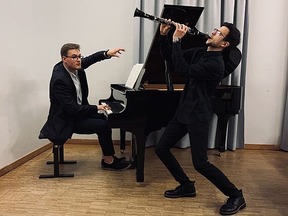 Zwei junge Musiker spielen auf der Bühne.