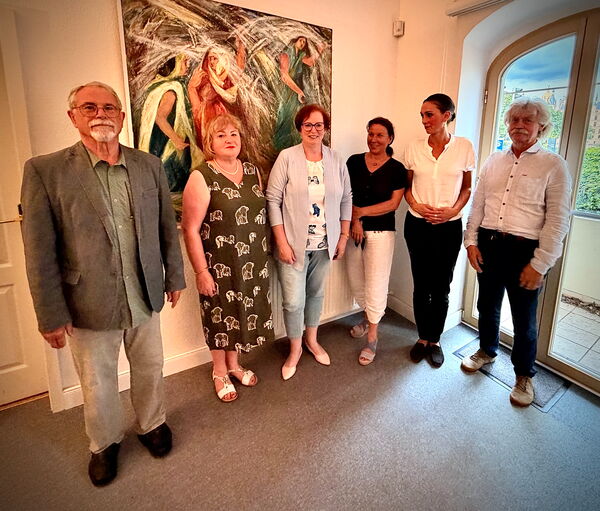 Gruppenbild vor einem Gemälde. Zu sehen sind vier Frauen und zwei Männer.