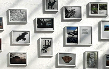 Schwarz-weiß-Bilder hängen an der Wand. 
