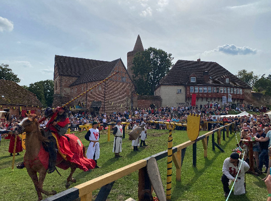 Ritterspiele auf einem Burgfest.