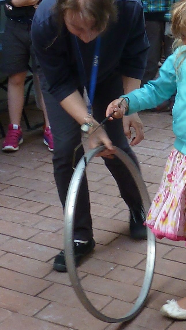 Kinderspiele wie früher- Stelzenlaufen, Trünneln, Angelspiele, Flöße basteln…