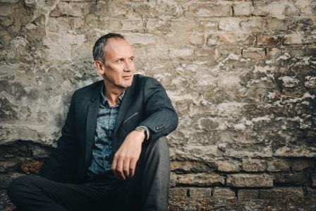 Volker Kutscher: Olympia – mit Sasha Pushkin am Piano – Kultursommer 2022 auf Schloß Vietgest