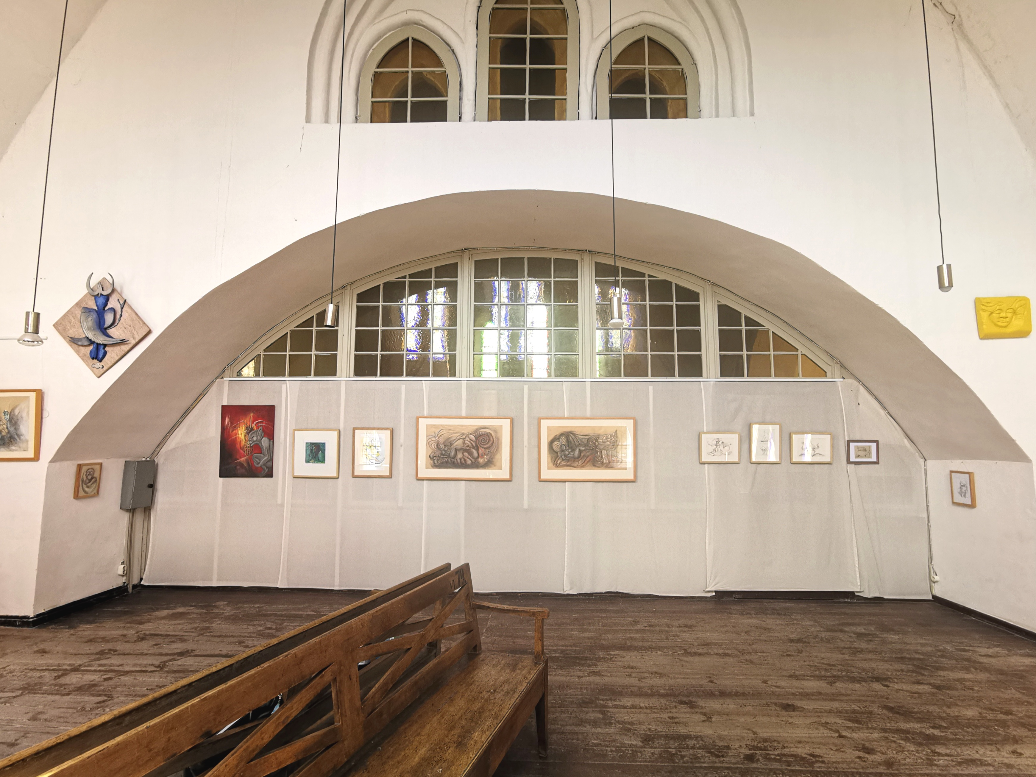 Sommerausstellung „Mythos? Logisch“ von Nora Gauger in der Winterkirche Schwaan